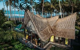 Absolute Beachfront Villa Laut